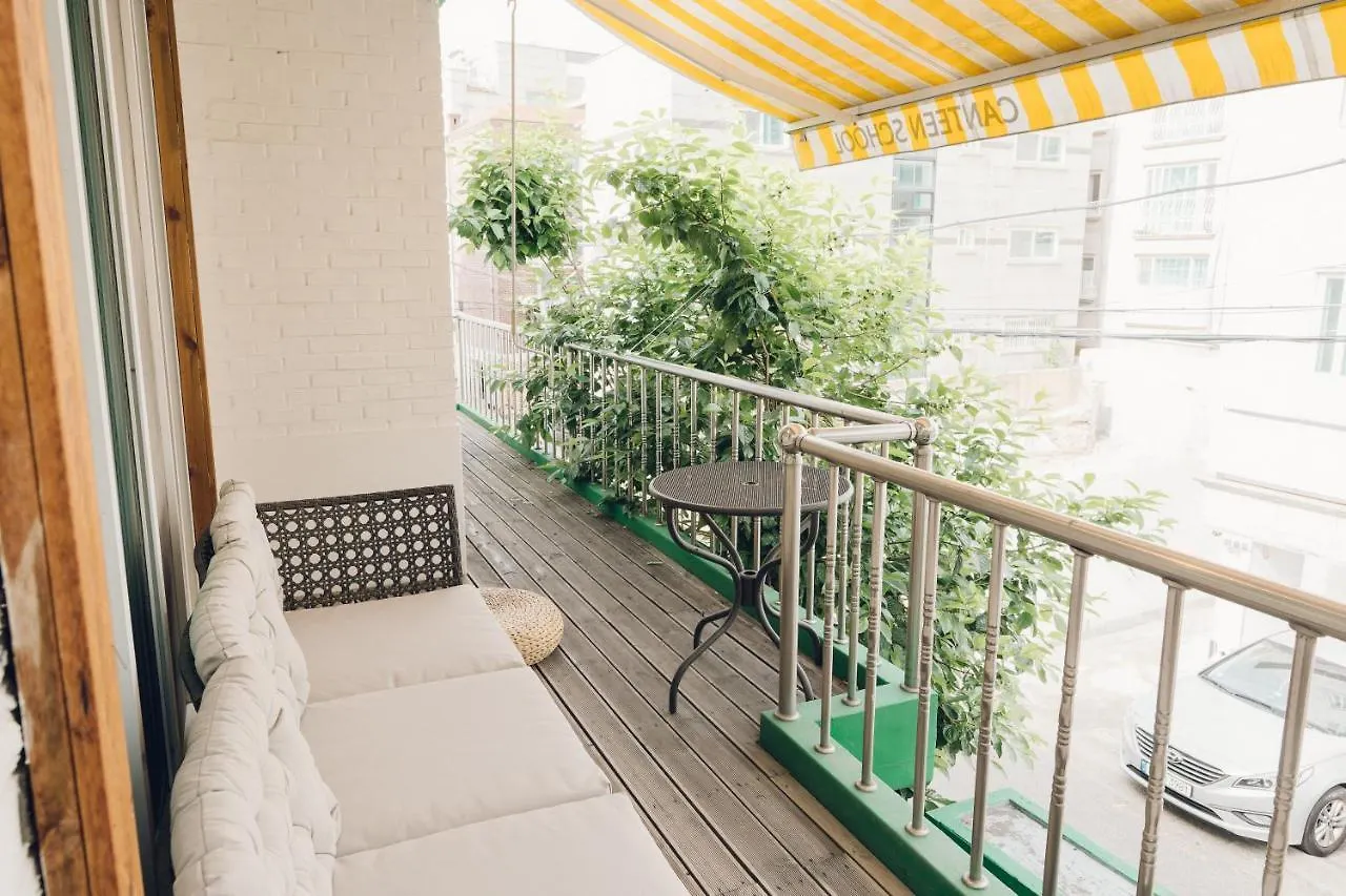 Hongdae Luxury: Family-Friendly Private House with Open Balcony Villa Seoul