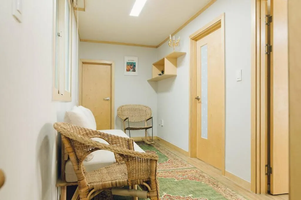 Hongdae Luxury: Family-Friendly Private House with Open Balcony Villa Seoul