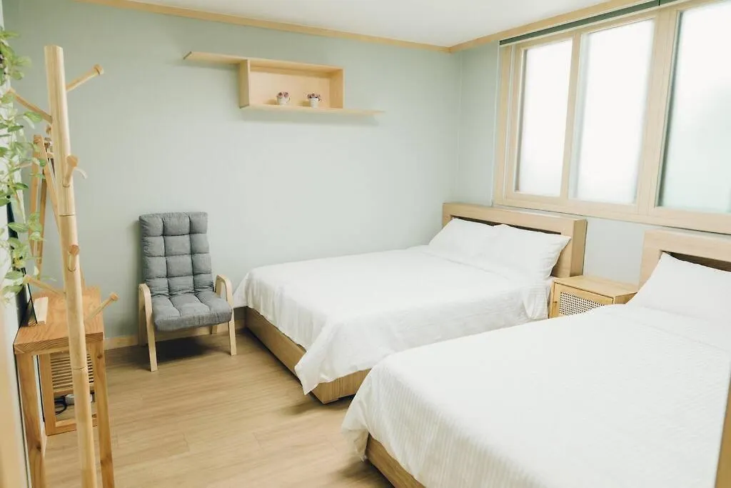 Hongdae Luxury: Family-Friendly Private House with Open Balcony Villa Seoul