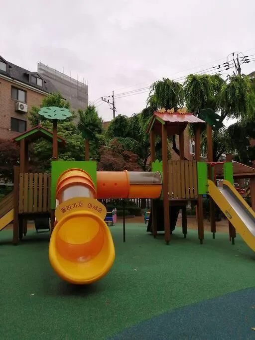 Hongdae Luxury: Family-Friendly Private House with Open Balcony Villa Seoul