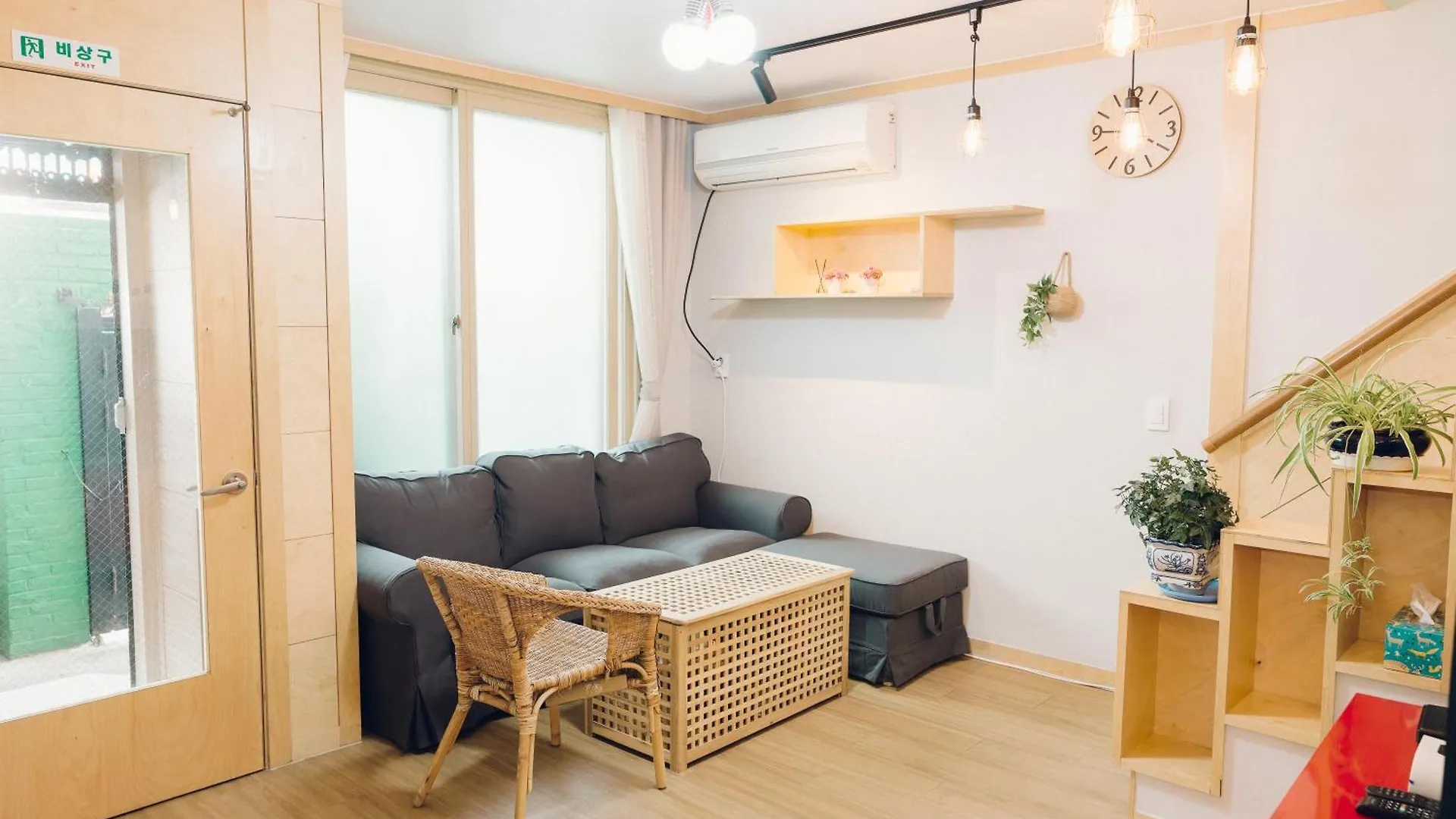Hongdae Luxury: Family-Friendly Private House with Open Balcony Villa Seoul