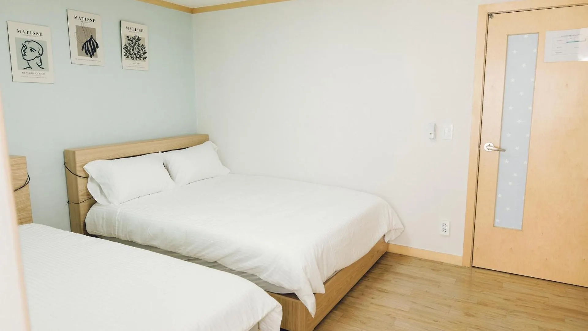 Hongdae Luxury: Family-Friendly Private House with Open Balcony Villa Seoul