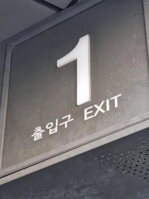 Hongdae Luxury: Family-Friendly Private House with Open Balcony Villa Seoul