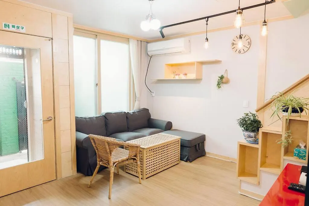 Hongdae Luxury: Family-Friendly Private House with Open Balcony Villa Seoul