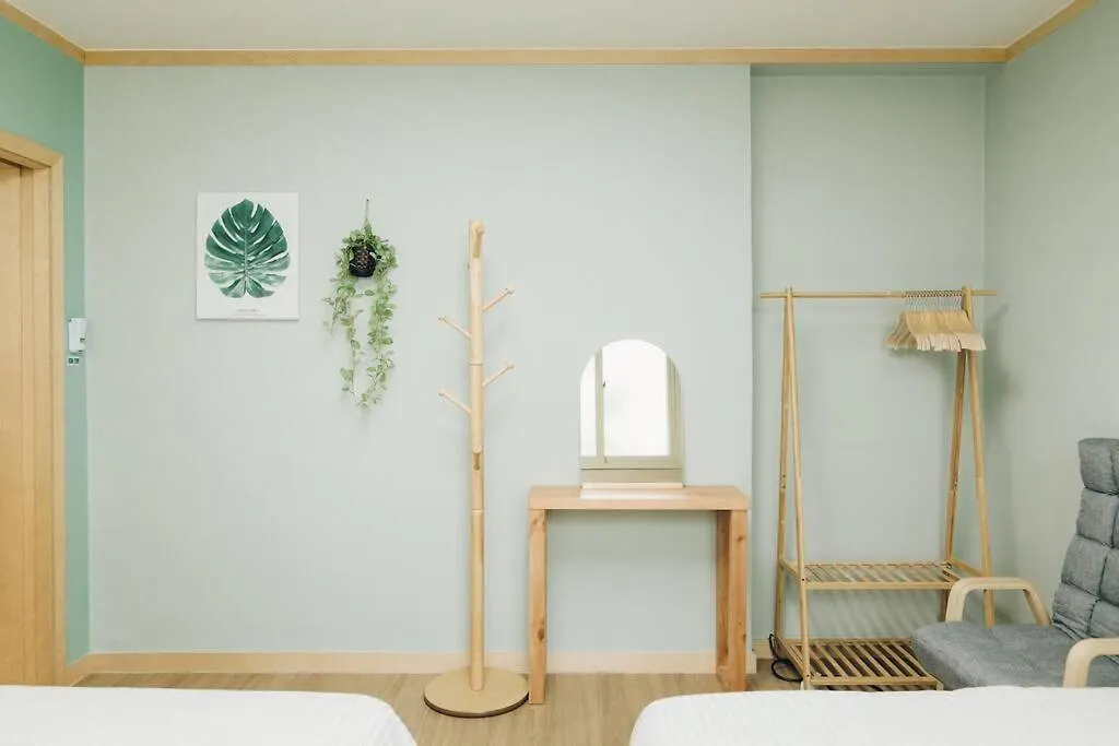 Hongdae Luxury: Family-Friendly Private House with Open Balcony Villa Seoul