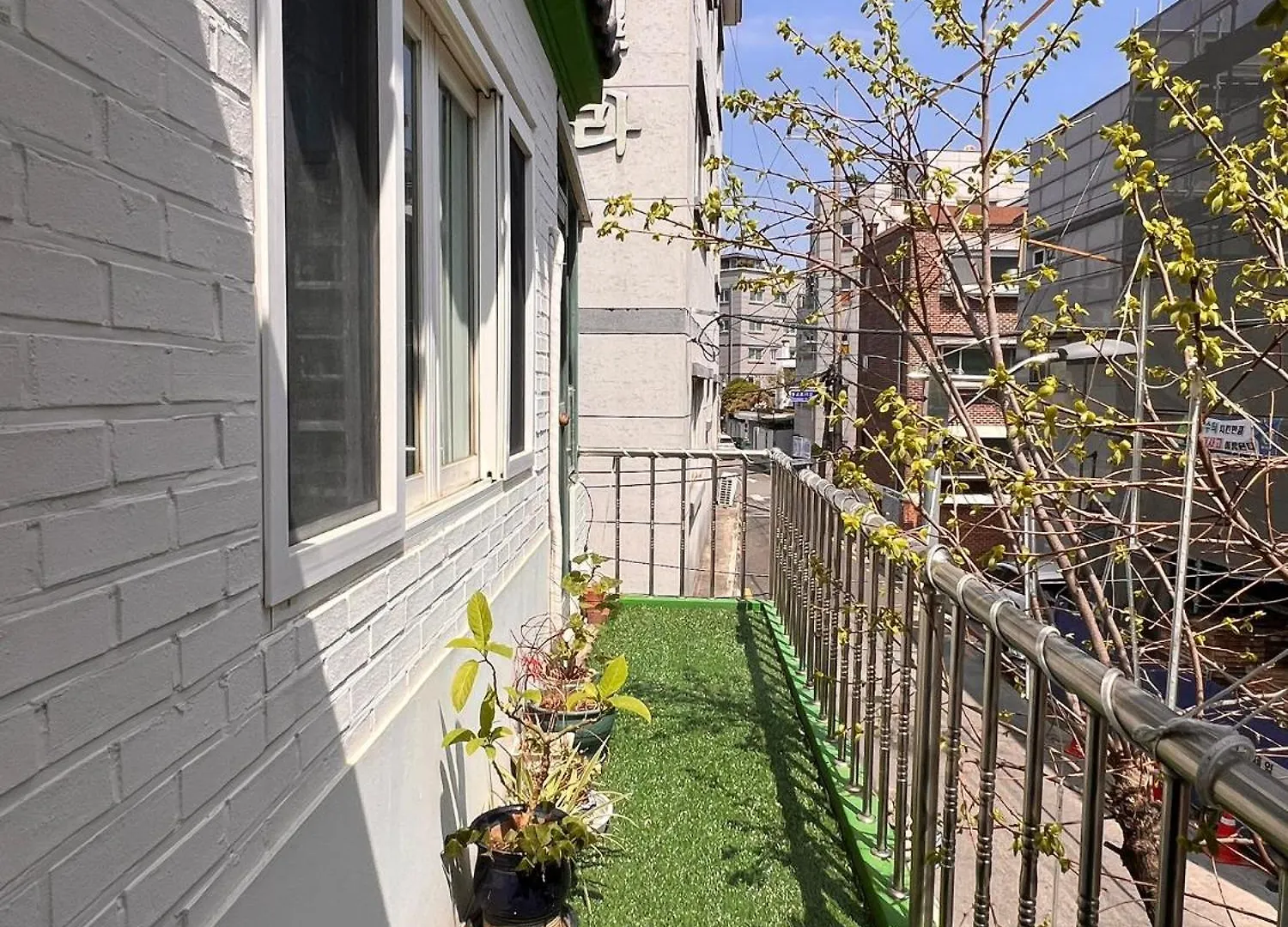 Hongdae Luxury: Family-Friendly Private House with Open Balcony Villa Seoul